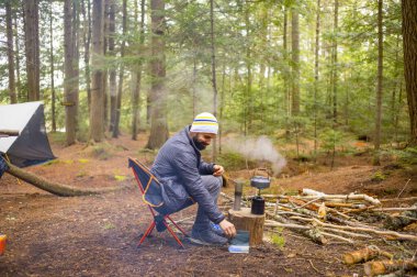Little Tupper Lake Park, New York Eyaleti 'nde Doğal Rezerv Görüş Alanı' ndaki bir adam.