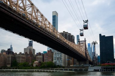 Roosevelt Adası Köprüsü ve Tramvay Manhattının arka planında New York, ABD