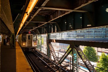 Metro tren istasyonu sokak seviyesinin üzerinde, New York City, Amerika Birleşik Devletleri