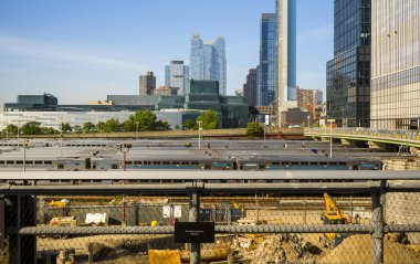 New York, ABD - 21 Mayıs 2024: Long Island Trenleri ve Manhattan gökdelenleri