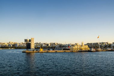 Gün batımına kadar İspanya 'nın Ceuta limanında kaptanlığın inanılmaz manzarası, Afrika