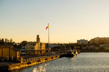 Gün batımına kadar İspanya 'nın Ceuta limanında kaptanlığın inanılmaz manzarası, Afrika