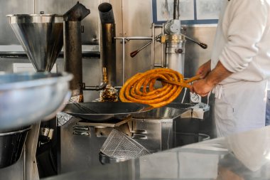 İspanya, Sevilla 'da leziz geleneksel churro hazırlayan adam.