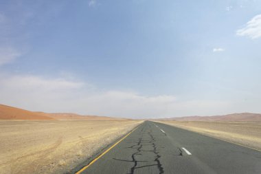 Sossusvlei 'nin içinde, kum tepelerinden geçip Deadvlei, Büyük Baba ve Sesriem Kanyonu' na giden çakıllı yollar manzaralı, tozlu çöl manzaraları sunuyor, Namibi.