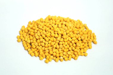 Beyaz arkaplanda sarı nohut (Garbanzo fasulyesi)