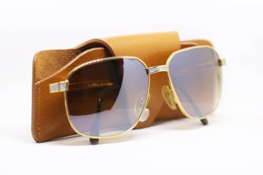 Eski moda lüks aksesuarlar. 1970 'lerden 2000' lere kadar kullanılan klasik güneş gözlükleri. farklı görünümlerde gözlük.