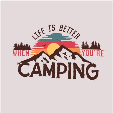 Dağlı klasik kamp rozeti. Yaz kampı çizimleri ve mesajlar. Yaz atmosferi tişört tasarımı.