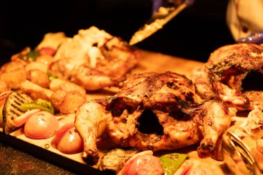 Lezzetli ızgara tavuğun yakın görüntüsü.