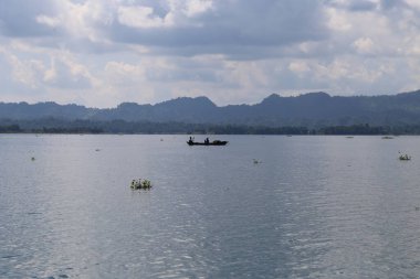 Büyük gölün güzel manzarası ve tepenin arkası.