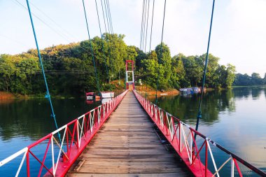Akşamları şehrin parkındaki güzel köprü. Asma Köprü, Kaptai Gölü, Bangladeş