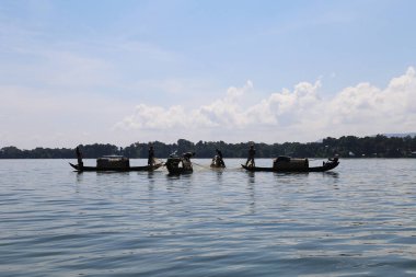 Gölde balık tutan balıkçı. Kaptai gölünde balık tutmak.