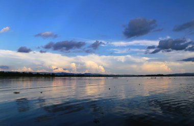 Akşamları gölün güzel manzarası. Güzel göl manzarası.
