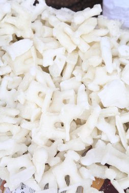 Bengali geleneksel tatlı, tuzlu ve baharatlı atıştırmalıklar. Doğal Tatlı Mithai Sağlıklı ve Besleyici. Bengali pohela boishakh fuarında geleneksel krunch çerezleri.