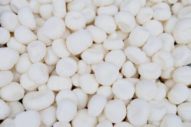 Bengali geleneksel tatlı, tuzlu ve baharatlı atıştırmalıklar. Doğal Tatlı Mithai Sağlıklı ve Besleyici. Bengali pohela boishakh fuarında geleneksel krunch çerezleri.