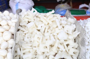 Bengali geleneksel tatlı, tuzlu ve baharatlı atıştırmalıklar. Doğal Tatlı Mithai Sağlıklı ve Besleyici. Bengali pohela boishakh fuarında geleneksel krunch çerezleri.