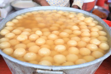 Çeşitli lezzetli Bengali Sweets - gulab jamun, rasogulla, kaju barfi, kheer kadam, sandesh ve laddu Dhaka, Bangladeş 'teki geleneksel Boishakhi panayırında sergilenmektedir.