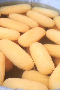 Çeşitli lezzetli Bengali Sweets - gulab jamun, rasogulla, kaju barfi, kheer kadam, sandesh ve laddu Dhaka, Bangladeş 'teki geleneksel Boishakhi panayırında sergilenmektedir.