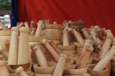 Markette el yapımı ahşap ev yapımı giysiler, Dhaka, Bngladeş. Ahşap mutfak yeni enstrümanlar büyük yararlı koleksiyon.