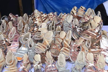 Yerel pazarda el yapımı kız ayakkabısı / sliper. El yapımı Bebek Ayakkabıları Bngladeş 'teki yerel markette satıldı..