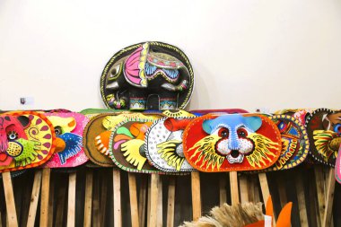 Bengali Yeni Yılı ya da renkli maskeli Pohela Boishakh. İnsanlar bu günleri 14 Nisan 'da kutluyorlar. Dhaka Charukola' da * Dhaka Üniversitesi öğrencileri kutlama için bu gerçek kağıt maskelerden yaptılar.