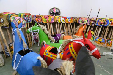 Bangladeşliler Bengali Yeni Yılı veya Pohela Boishakh 'ı (Bengal-Bengal) renkli maskelerle kutluyorlar. Boishakh 'ı kutlamak için farklı türde maskeler yapan öğrenciler ve diğer sanat eserleri..