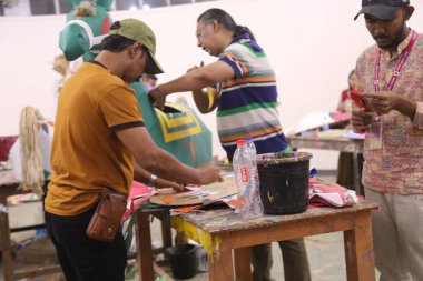 Bangladeşliler Bengali Yeni Yılı veya Pohela Boishakh 'ı (Bengal-Bengal) renkli maskelerle kutluyorlar. Boishakh 'ı kutlamak için farklı türde maskeler yapan öğrenciler ve diğer sanat eserleri..