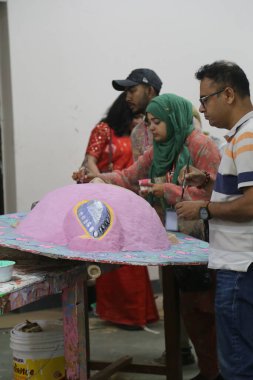 Bangladeşliler Bengali Yeni Yılı veya Pohela Boishakh 'ı (Bengal-Bengal) renkli maskelerle kutluyorlar. Boishakh 'ı kutlamak için farklı türde maskeler yapan öğrenciler ve diğer sanat eserleri..
