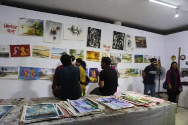 Bangladeşliler Bengali Yeni Yılı veya Pohela Boishakh 'ı (Bengal-Bengal) renkli maskelerle kutluyorlar. Boishakh 'ı kutlamak için farklı türde maskeler yapan öğrenciler ve diğer sanat eserleri..