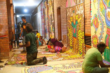 Bangladeşliler Bengali Yeni Yılı veya Pohela Boishakh 'ı (Bengal-Bengal) renkli maskelerle kutluyorlar. Boishakh 'ı kutlamak için farklı türde maskeler yapan öğrenciler ve diğer sanat eserleri..