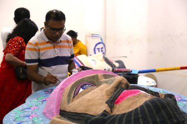 Bangladeşliler Bengali Yeni Yılı veya Pohela Boishakh 'ı (Bengal-Bengal) renkli maskelerle kutluyorlar. Boishakh 'ı kutlamak için farklı türde maskeler yapan öğrenciler ve diğer sanat eserleri..