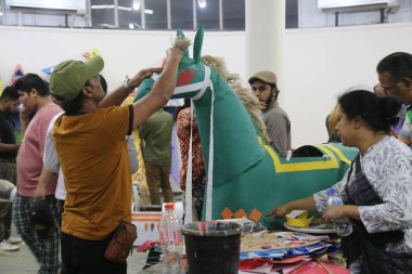 Bangladeşliler Bengali Yeni Yılı veya Pohela Boishakh 'ı (Bengal-Bengal) renkli maskelerle kutluyorlar. Boishakh 'ı kutlamak için farklı türde maskeler yapan öğrenciler ve diğer sanat eserleri..