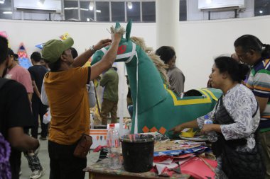 Bangladeşliler Bengali Yeni Yılı veya Pohela Boishakh 'ı (Bengal-Bengal) renkli maskelerle kutluyorlar. Boishakh 'ı kutlamak için farklı türde maskeler yapan öğrenciler ve diğer sanat eserleri..