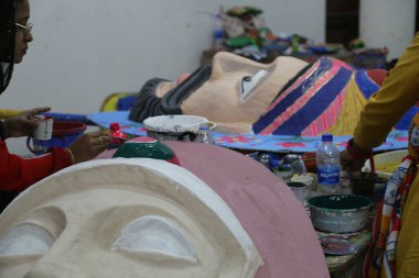Bangladeşliler Bengali Yeni Yılı veya Pohela Boishakh 'ı (Bengal-Bengal) renkli maskelerle kutluyorlar. Boishakh 'ı kutlamak için farklı türde maskeler yapan öğrenciler ve diğer sanat eserleri..