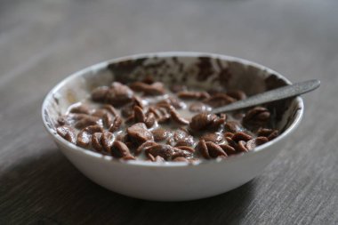 Hazır yemek için kasede sütle cococrunch..