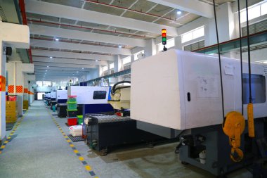 Plastik ev ve mobilya üretim fabrikası kurulumu. İçinde plastik üretim fabrikası var. fabrika üretim hattı.