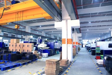 Plastik ev ve mobilya üretim fabrikası kurulumu. İçinde plastik üretim fabrikası var. fabrika üretim hattı.