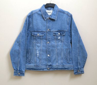 Askıda mavi kot ceketi yıkadım..