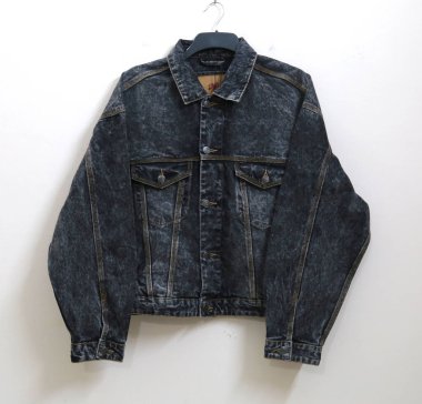 Askıda siyah yıkanmış kot ceket