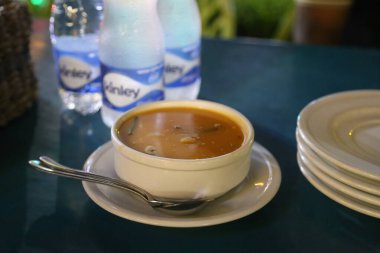 Bir fincan sıcak ve kalın çorba. Tay çorbası kasede yemek için. Tavuk ve mantarlı Tayland çorbası..
