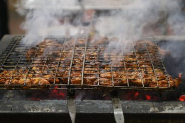 Tavuk ızgara HD stok fotoğrafları dumanlı. Geleneksel tavuk barbeküsü, Ermeni ızgarası. Et ve sebzeler gerçek ahşap üzerinde kızartılmış. Izgarada ızgarada ızgara tavuk kömürü..