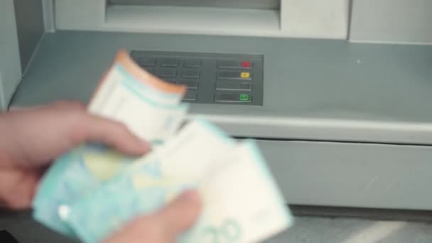 成年高加索商人手拉手的极端特写镜头 计数退出的欧元纸币 使用Atm终端从银行卡收到的年轻男性存款 财务概念 — 图库视频影像