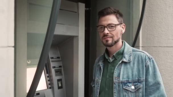 Portrait Happy Adult Caucasian Man Using Atm Terminal Make Financial — Stok video