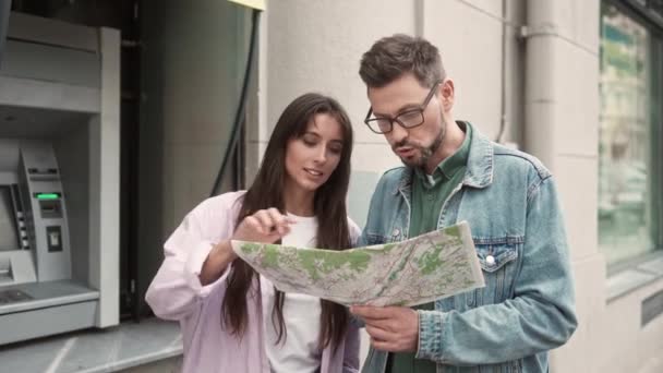 Πορτρέτο Δύο Εστιασμένων Όμορφων Ανθρώπων Που Κρατούν Χάρτη Συζητώντας Διαδρομές — Αρχείο Βίντεο