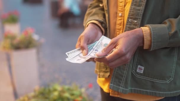 Молодий Дорослий Африканець Рахував Доларові Купюри Тримаючи Гроші Готівкою Зосереджений — стокове відео
