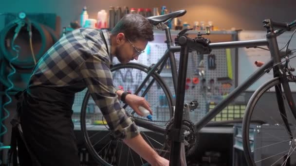 Bonito Atencioso Homem Habilidoso Reparando Mantendo Bicicleta Moderna Autêntica Cadeia — Vídeo de Stock