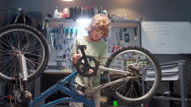 Retrato Peças Bicicleta Fixação Criança Pequena Bonito Com Ferramentas Garagem — Vídeo de Stock