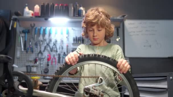 Retrato Pouco Menino Caucasiano Bonito Inspecionando Verificando Pneu Bicicleta Garagem — Vídeo de Stock