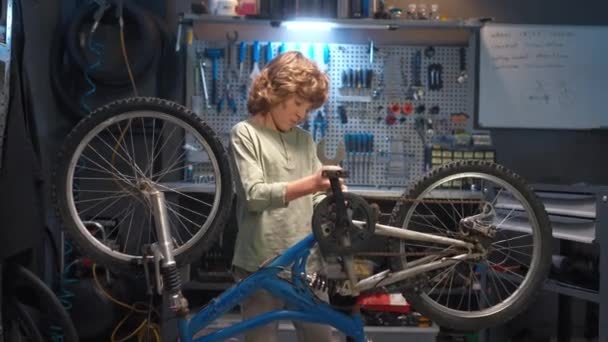 Garajda Kameraya Gülümseyen Aletlerle Bisikleti Tamir Eden Yetenekli Çocuk Portresi — Stok video