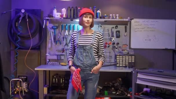 Portrait Beautiful Young Adult Caucasian Woman Mechanic Posing Standing Cozy — Stock videók