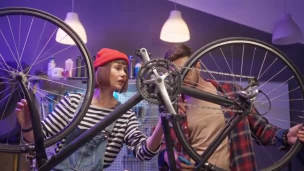 Jeune Beau Couple Caucasien Inspectant Fixant Vélo Dans Garage Authentique — Video
